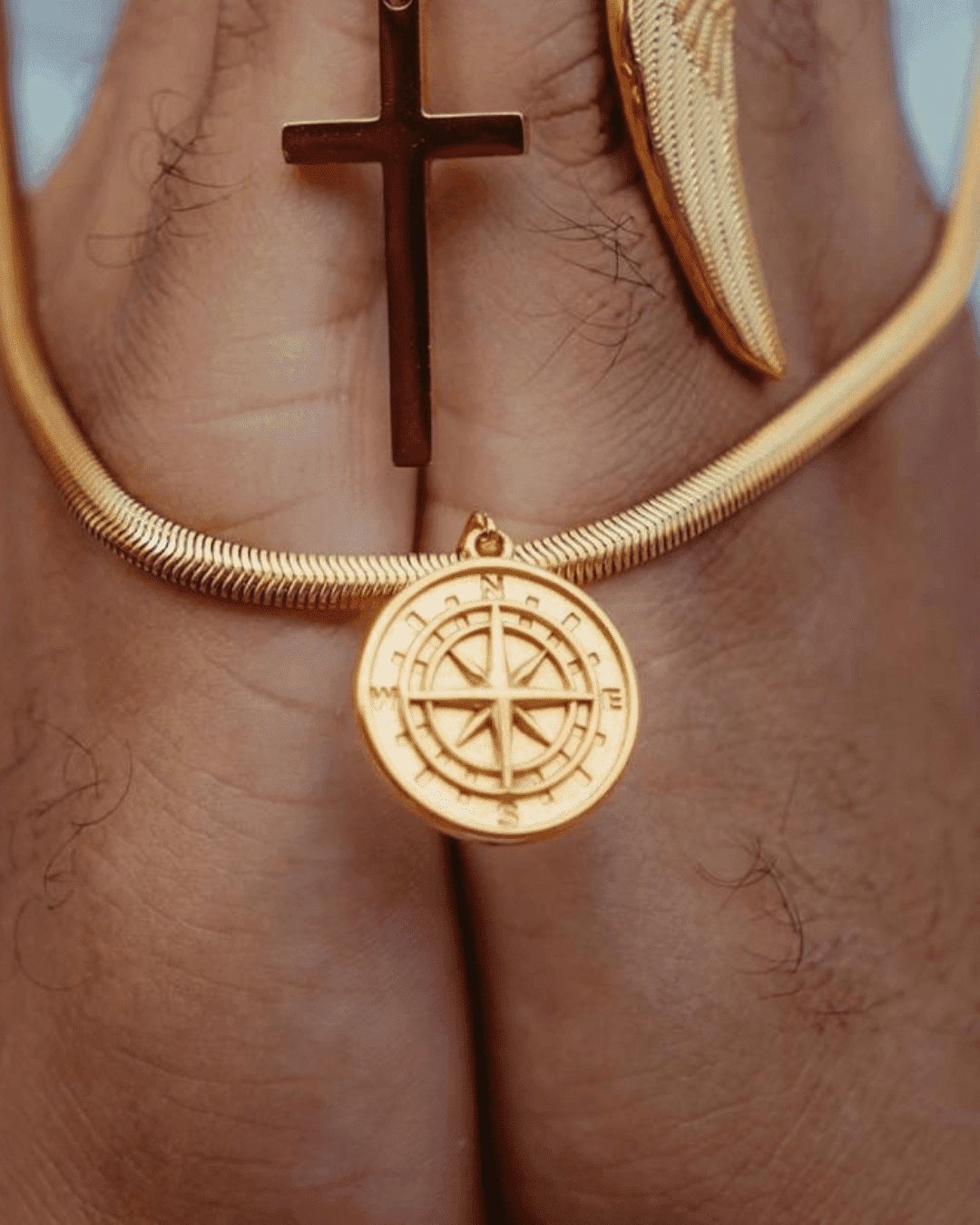 Dije Brújula con enchape de oro 18K sobre acero quirúrgico 316L